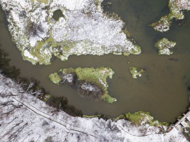 Nehirde Klyazma manzara baraj. İlk kar. Havadan görünümü 