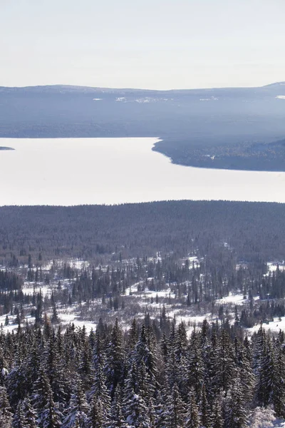 Bosque Ural. Lago Zyuratku, paisaje invernal . — Foto de Stock
