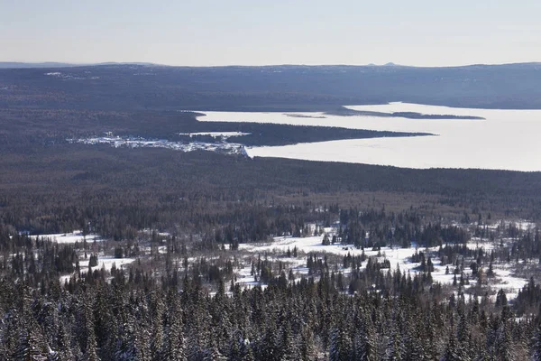 Bosque Ural. Lago Zyuratku, paisaje invernal . — Foto de Stock