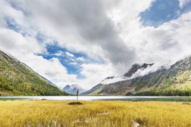 Medial Multinskiye Gölü. Altay Dağları sonbahar manzara, Russi