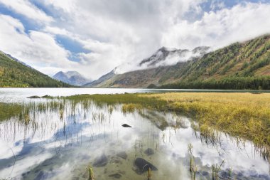 Medial Multinskiye Gölü. Altay Dağları sonbahar manzara, Russi