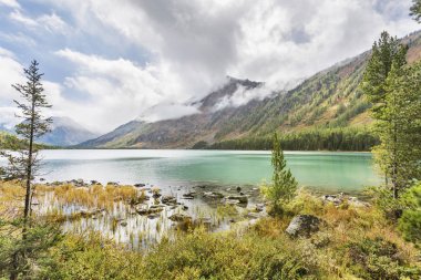 Medial Multinskiye Gölü. Altay Dağları sonbahar manzara, Russi