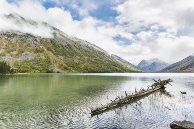 Medial Multinskiye Gölü. Altay Dağları sonbahar manzara, Russi