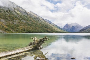 Medial Multinskiye Gölü. Altay Dağları sonbahar manzara, Russi