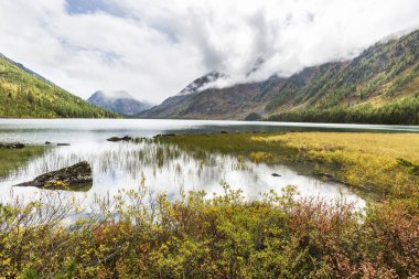 Medial Multinskiye Gölü. Altay Dağları sonbahar manzara, Russi