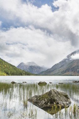 Medial Multinskiye Gölü. Altay Dağları sonbahar manzara, Russi