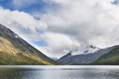 Alt Multinskoe Gölü, Altay Dağları. Rusya. Sonbahar manzara