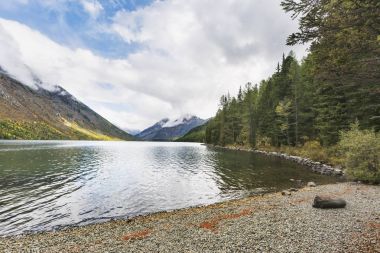 Alt Multinskoe Gölü, Altay Dağları. Rusya. Sonbahar manzara