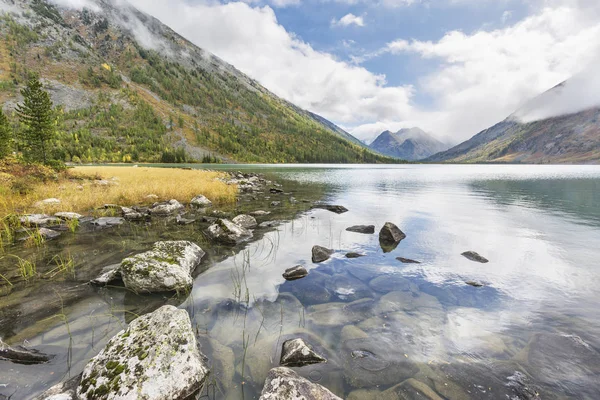 内侧 Multinskiye 湖。阿尔泰山秋季景观, 俄罗斯 — 图库照片