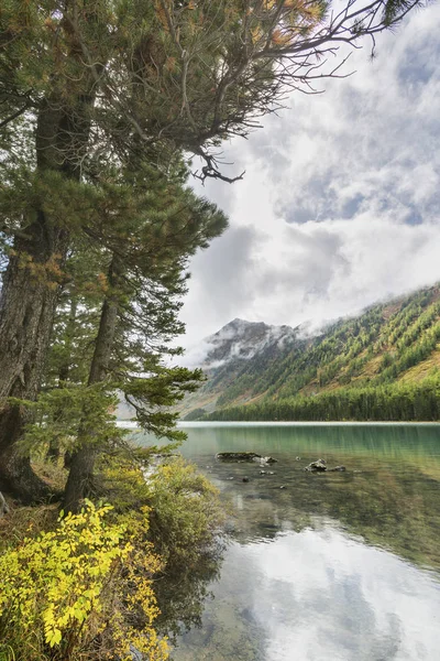 Medial Multinskiye lake. Altai mountains autumn landscape, Russi — Stock Fotó