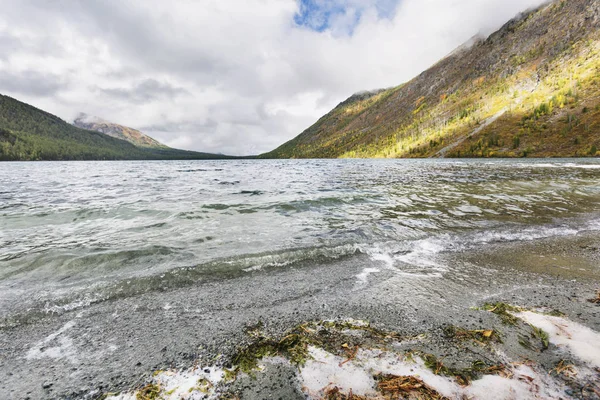 Κάτω Multinskoe στη λίμνη, στα βουνά Αλτάι. Ρωσία. Φθινοπωρινό τοπίο — Φωτογραφία Αρχείου