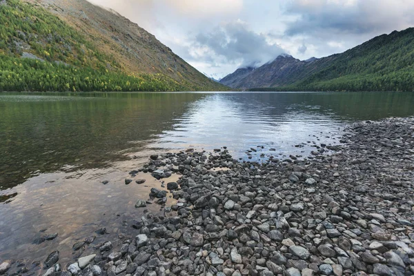 下 Multinskoe 湖, 阿尔泰山脉。俄罗斯。秋天风景 — 图库照片