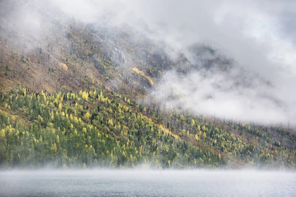 Ομίχλη το πρωί. Κάτω στη λίμνη Multinskoe. Φθινόπωρο εκτάσεων στο βουνό Αλτάι — Φωτογραφία Αρχείου