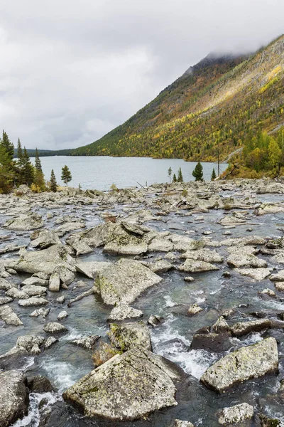 Río Shumi. Multinskiye lagos. Altai montañas otoño paisaje — Foto de Stock