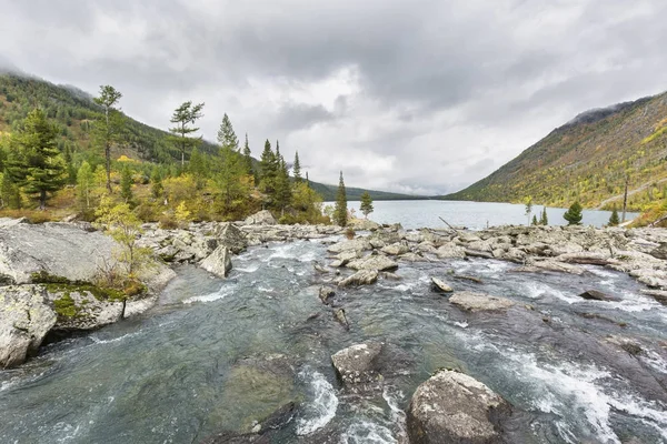 Río Shumi. Multinskiye lagos. Altai montañas otoño paisaje — Foto de Stock