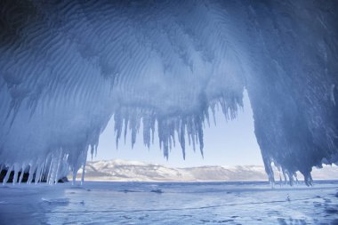 Buz sarkıtları. Deniz Baykal, Oltrek Adası. 