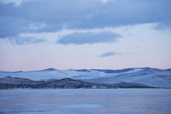 Lago Baikal, paisagem de inverno. Pôr do sol — Fotografia de Stock