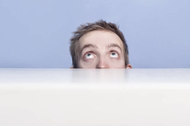 Genç adam tablonun saklanıyor. Casusluk. Röntgencilik