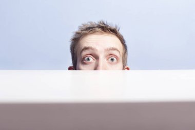 Sürpriz genç adamın arkasından tablo bakmak. Voye