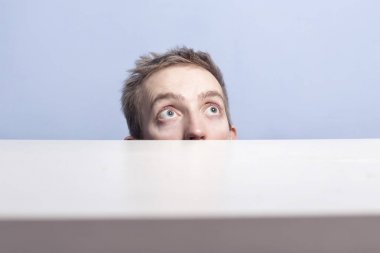 Genç adam saklanıyor. Casusluk.