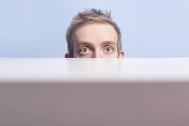 Genç adamın arkasından tablo dikkat et. Röntgencilik.