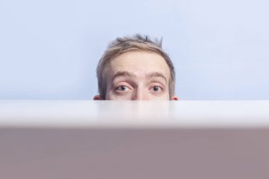 Röntgencilik. Masanın arkasından genç adam dikkat et. 