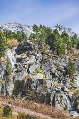 Küçük şelale. Altay Dağları sonbahar manzara