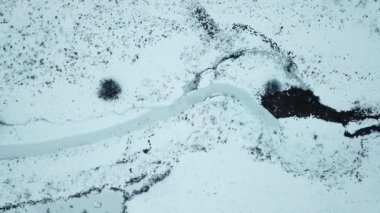 Küçük donmuş nehir. Buz ve kar. Havadan görünümü manzara
