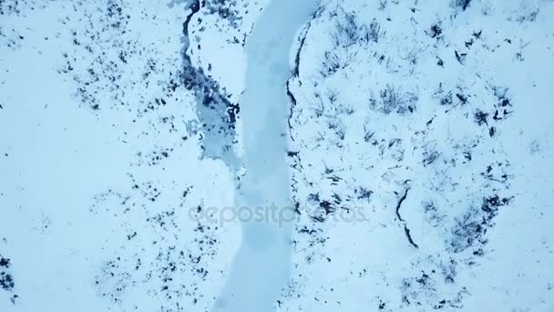 Kleine Bevroren Rivier Ijs Sneeuw Luchtfoto Landschap — Stockvideo