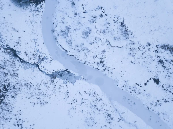 Μικρό Παγωμένο ποτάμι. Εναέρια άποψη του τοπίου — Φωτογραφία Αρχείου