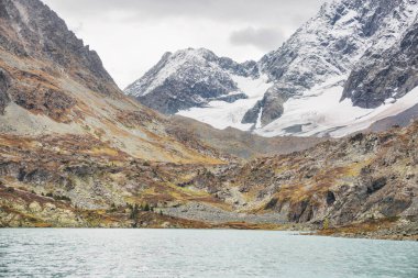 Göl Kuiguk. Altay Dağları doruklarına. Sonbahar manzara