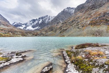 Lake Kuiguk. Altay Dağları sonbahar manzara