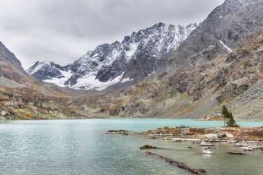 Lake Kuiguk. Altay Dağları sonbahar manzara