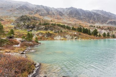 Lake Kuiguk. Altay Dağları sonbahar manzara
