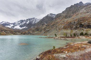 Lake Kuiguk. Altay Dağları sonbahar manzara