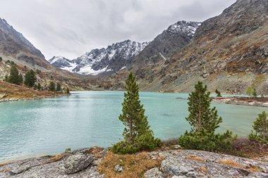 Lake Kuiguk. Altay Dağları sonbahar manzara