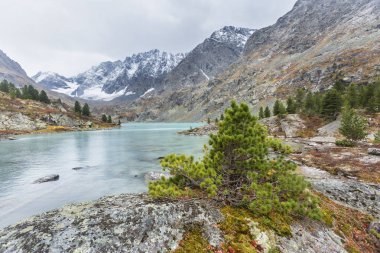 Lake Kuiguk. Altay Dağları sonbahar manzara
