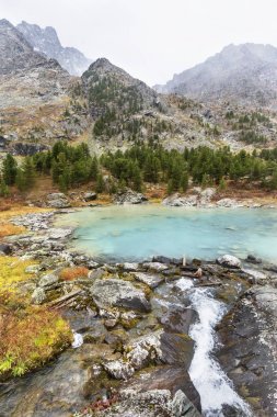 Lake Kuiguk. Altay Dağları sonbahar manzara