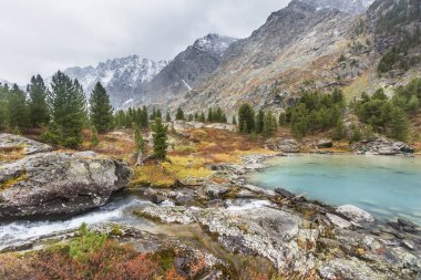 Lake Kuiguk. Altay Dağları sonbahar manzara