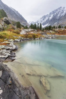 Lake Kuiguk. Altay Dağları sonbahar manzara