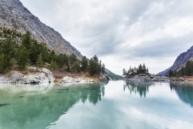 Lake Kuiguk. Altay Dağları sonbahar manzara