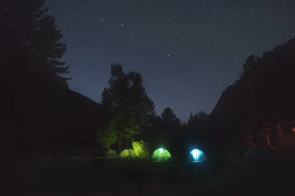 Звездное небо над туристическим лагерем — стоковое фото