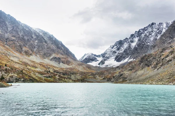 Lago Kuiguk. Cime dei Monti Altai. Paesaggio d'autunno — Foto Stock
