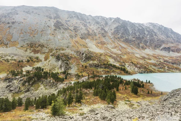 Lago Kuiguk desde arriba. Montañas Altai paisaje otoñal —  Fotos de Stock