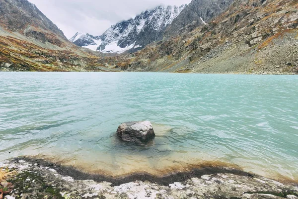 Λίμνη Kuiguk. Φθινοπωρινό τοπίο στα βουνά Αλτάι — Φωτογραφία Αρχείου