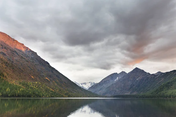 Lac Multinskoe inférieur au coucher du soleil. Altaï paysage de montagnes — Photo