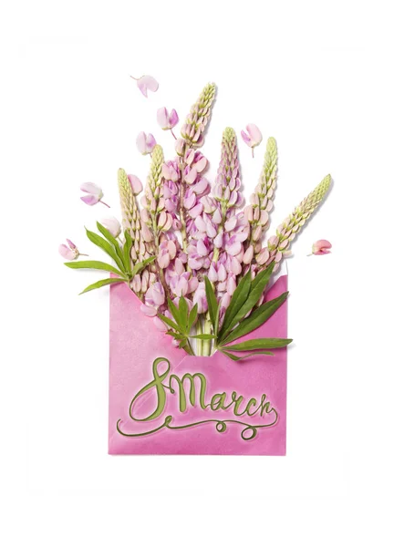 8 mars. Joyeuse journée des femmes ! Carte avec fleurs de lupin rose en e — Photo