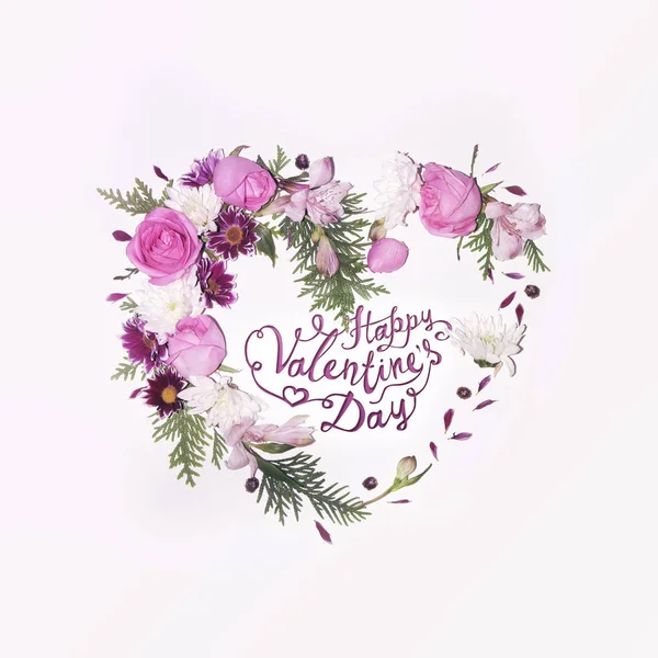 Feliz tarjeta de San Valentín. Corazón floral sobre fondo blanco —  Fotos de Stock