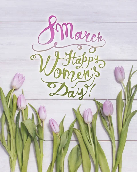 8 de marzo. ¡Feliz día de las mujeres! Tarjeta con siete tulipanes rosados — Foto de Stock