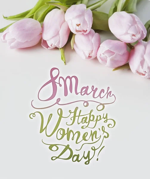 8 de marzo. ¡Feliz día de las mujeres! Tarjeta con tulipanes rosados — Foto de Stock